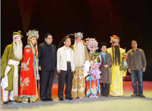 河南省政協主席王全書、著名豫劇表演藝術家王希玲、著名戲劇評論家荊樺、著名戲曲教育家《訪帥出征》導演李志遠與主要演員合影