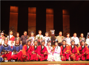 著名京劇大師尚長榮先生與焦作市宣傳部長秦海彬、省劇協主席李樹建、市人大副主任龔素清、市政協副主席何金貴及省戲劇評論家荊樺、朱超倫等與《青天淚》全體演員合影